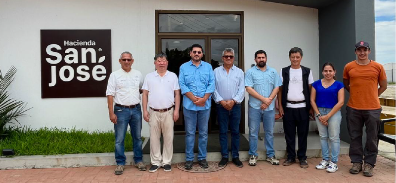 INIAP recibe al Embajador del Cacao Ecuatoriano para recorrido en plantación y conocer la investigación en cacao nacional